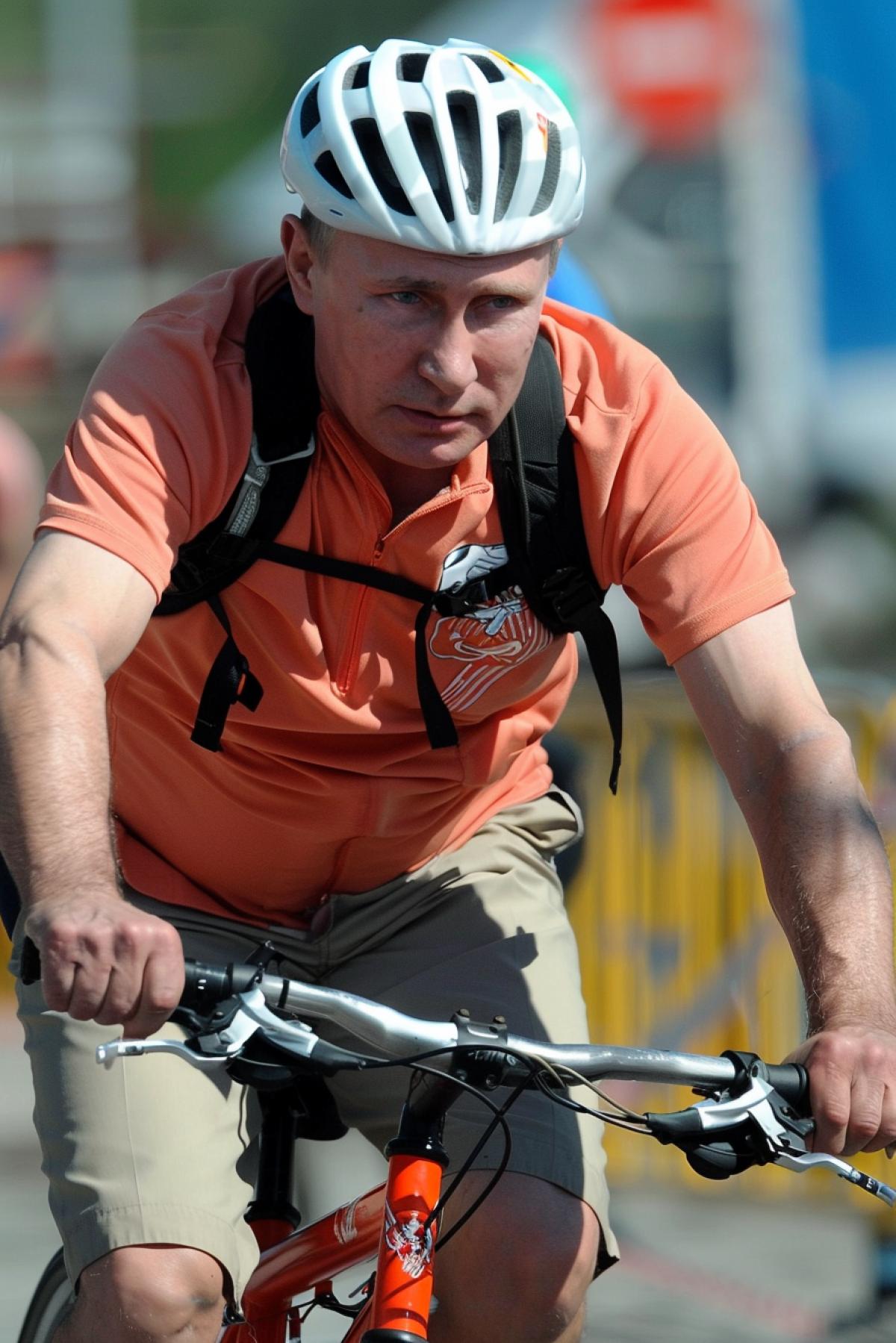 Putin takes part in a bicycle race