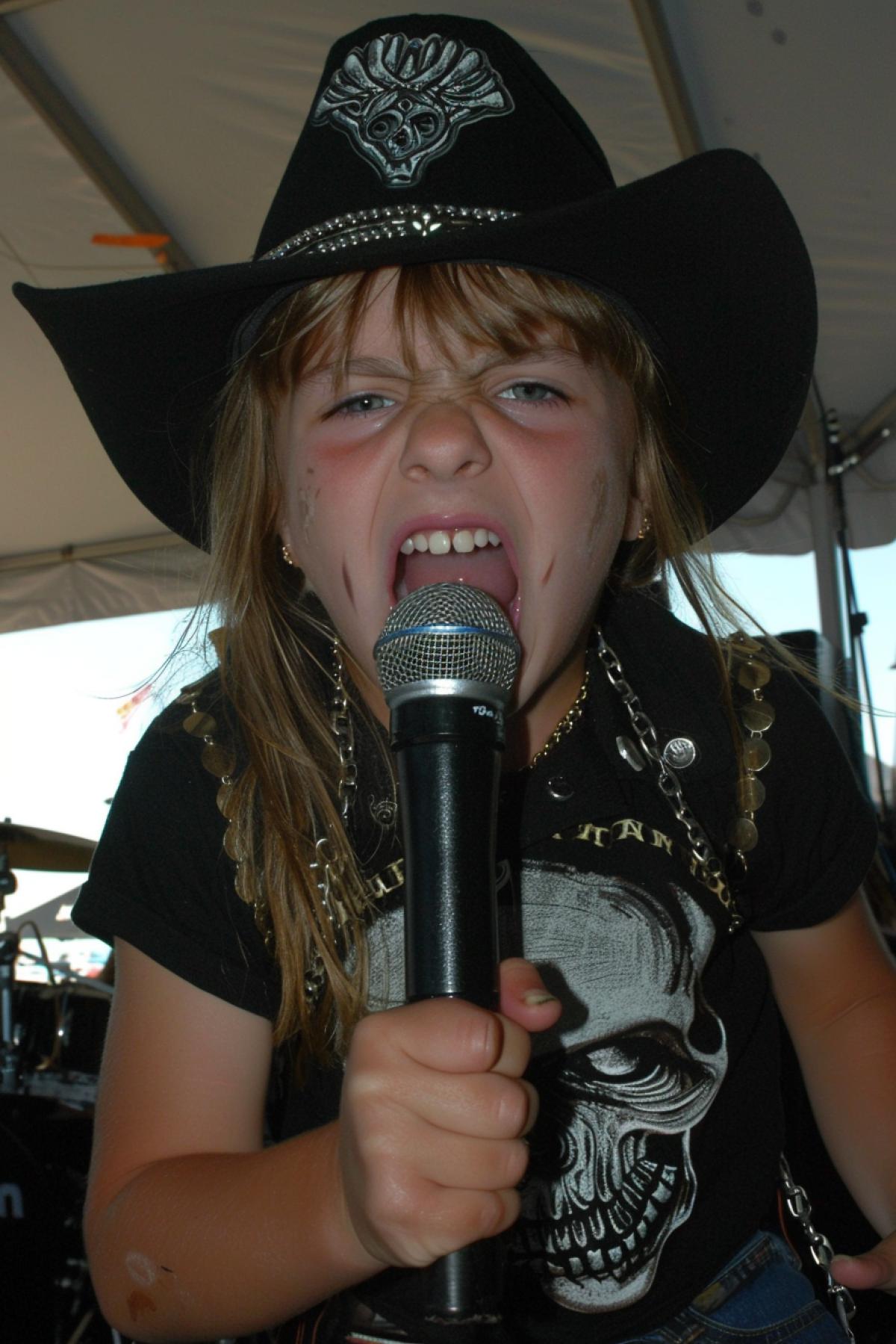 Little girl singing heavy metal, cosplay.