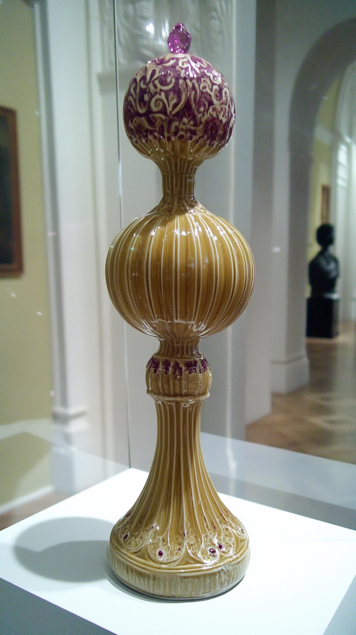 A bottle in the shape of the chic forms of a woman of Balzac age