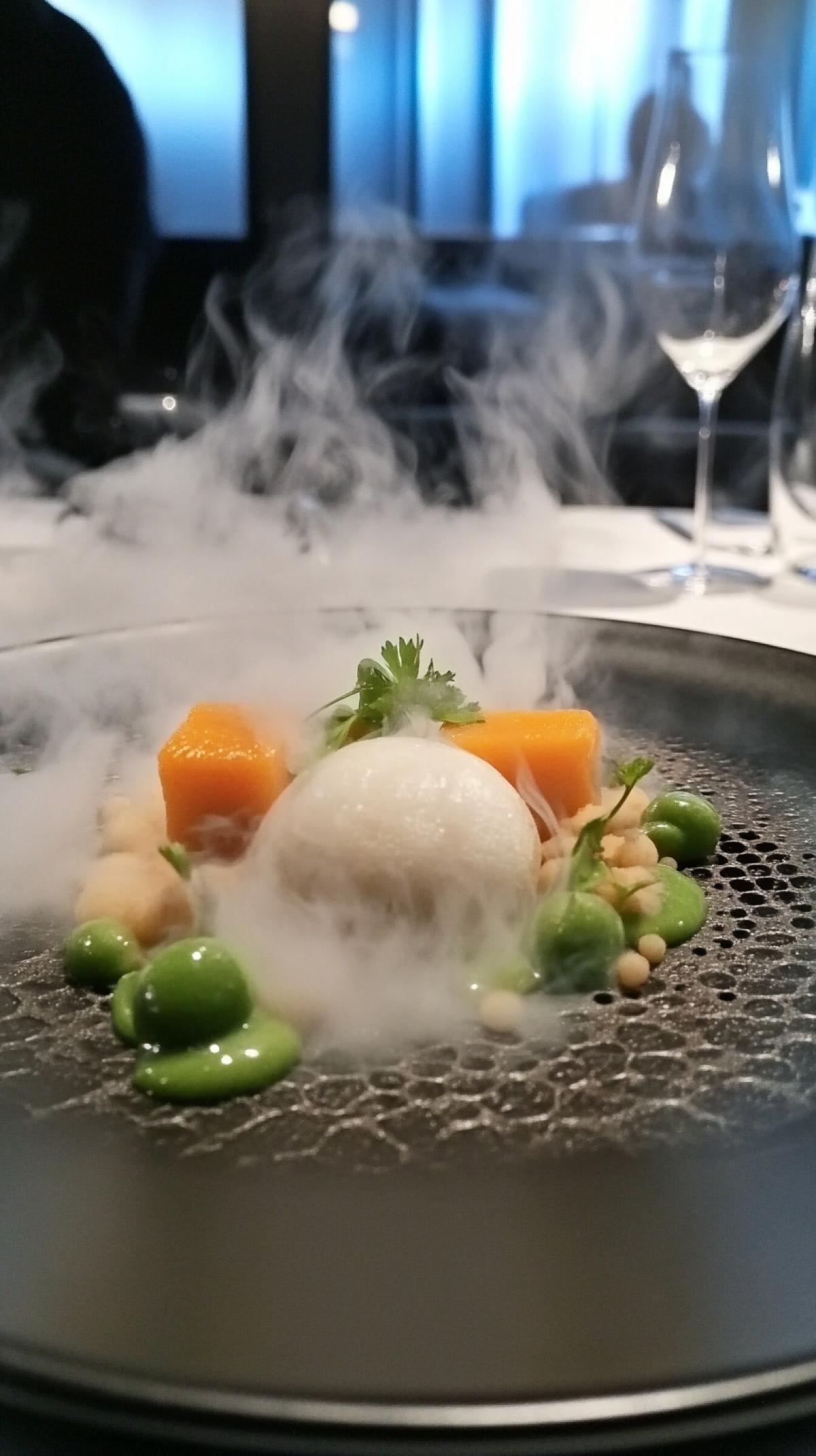 Molecular cuisine dish, Michelin restaurant, spectacular photo, smoke