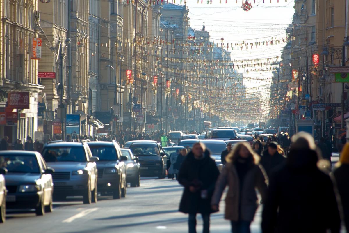 Highspeed cars in a metropolis, quickly walking people. Dynamics, speed, movement