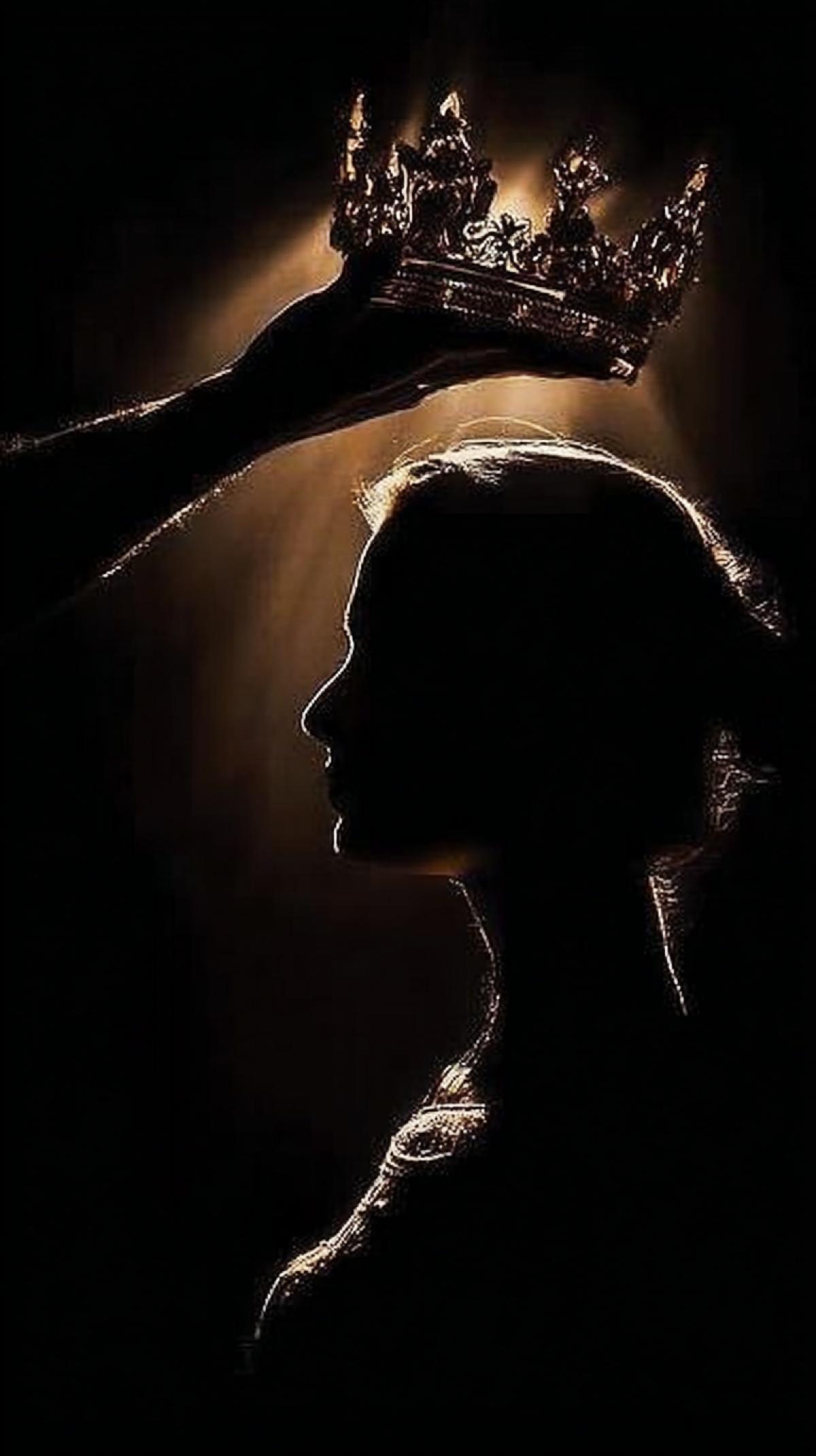The silhouette of the queen’s head and shoulders with a hand holding the crown over the queen, a dark background. The golden light comes from the upper left corner. Photo marked by awards, photo realism