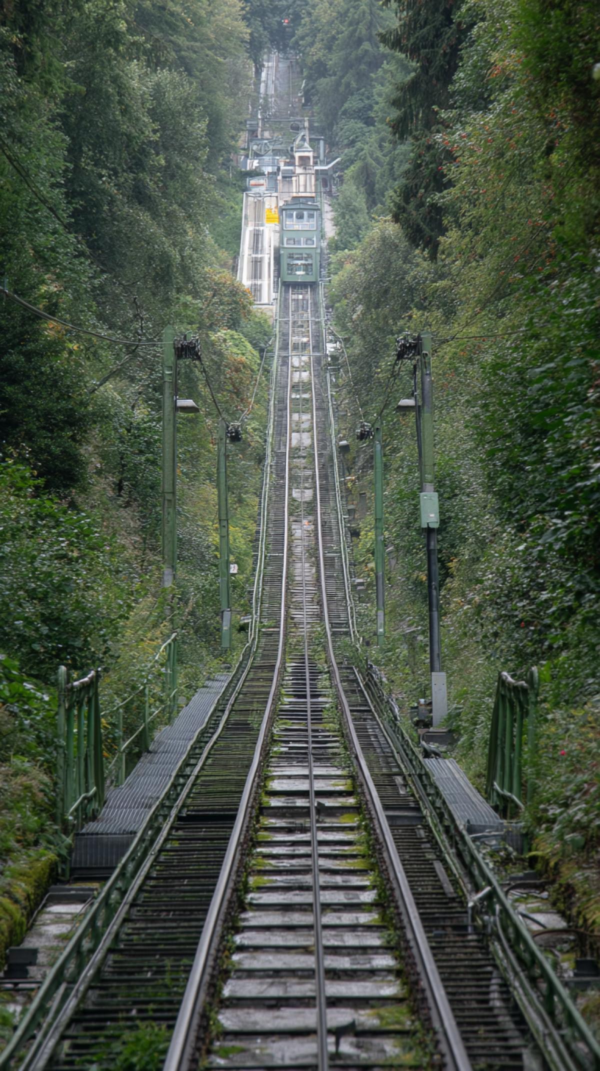 The prospect from below to the top, lifting the funicular to the top to the plane