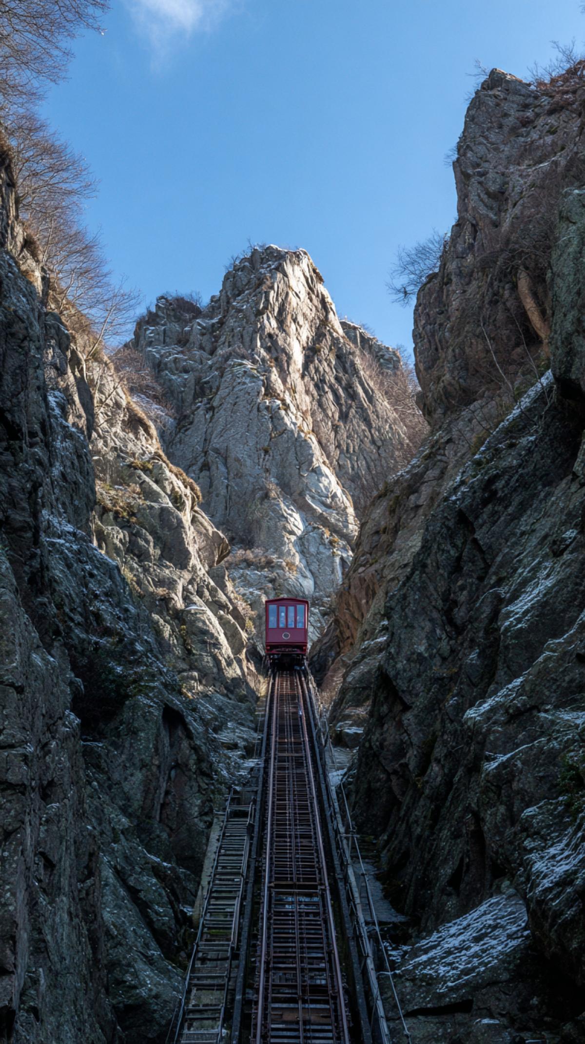 The prospect from below to the top, lifting the funicular to the top to the plane
