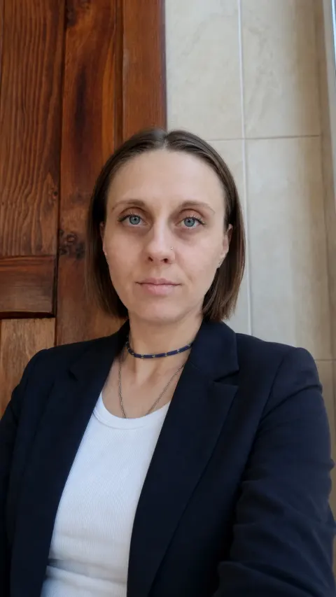 Сохрани очертания лица, но добавь маленькой яркости пересички с глазами, сделай, чтобы были накрашены слегка с глазами …